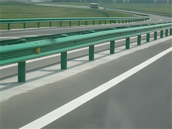 石家庄高速护栏板守护安全广泛应用于多个行业
